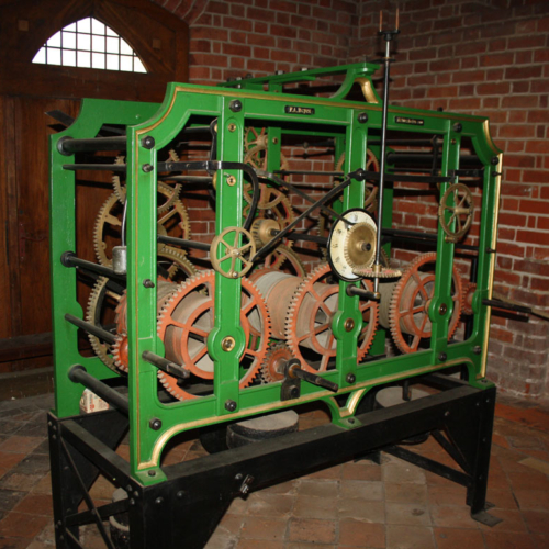 Restaurierte Beyes-Turmuhr im Turm der St. Michaelis Kirche; sie steuerte 1910 – 1978 die Turmuhr und wurde 2008 zum Denkmal restauriert, Foto: horologium, Michael Neureiter