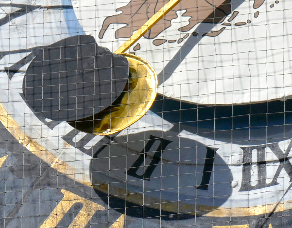 Abb. 2: Beweglich aufgehängte goldene Mondscheibe für die Mondphasenanzeige, Foto: Silvio Marugg