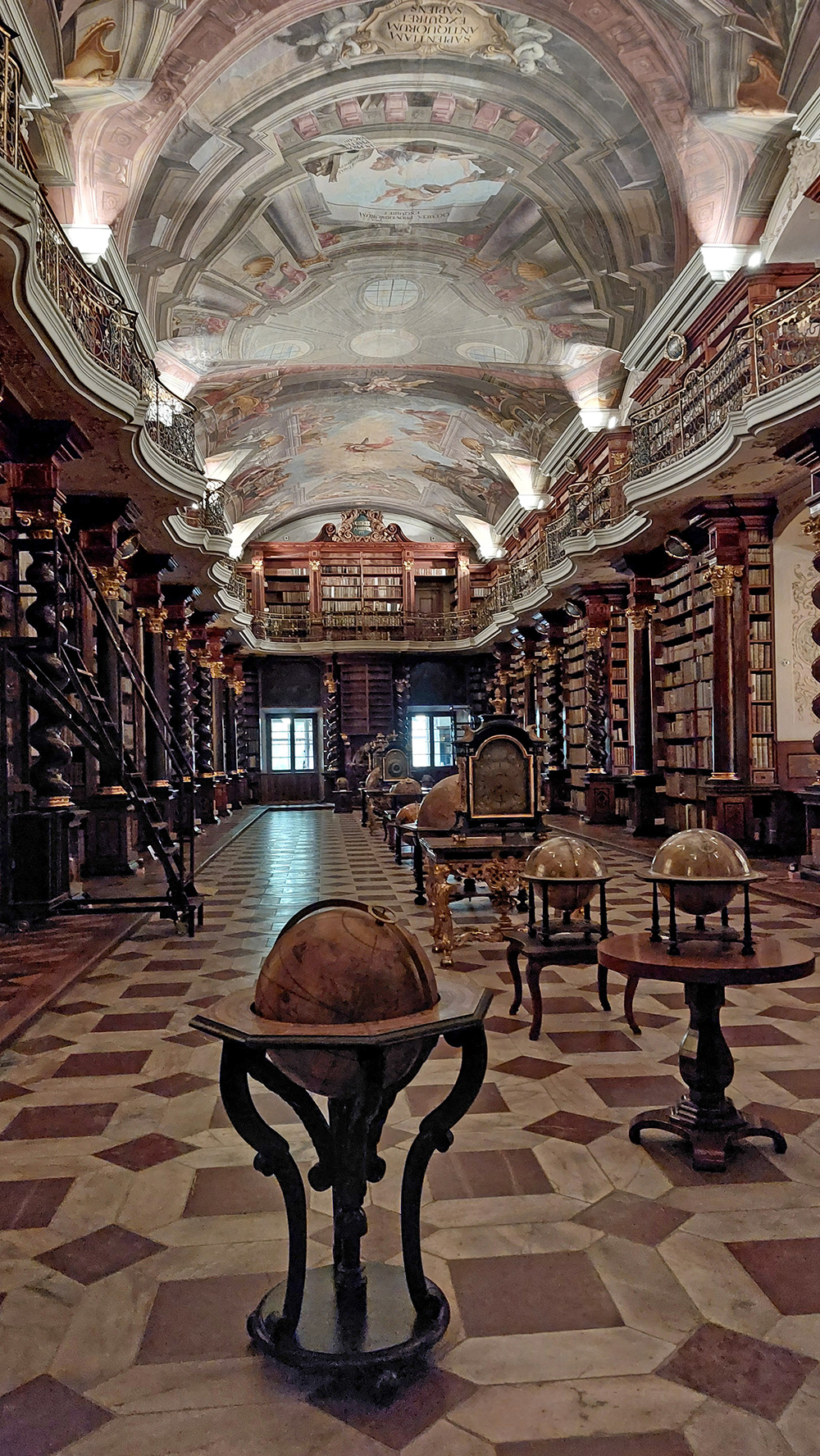 Abb. 3 : Bibliothek im Klementinum mit den Globen und Uhren, Foto: Bettina Motschmann