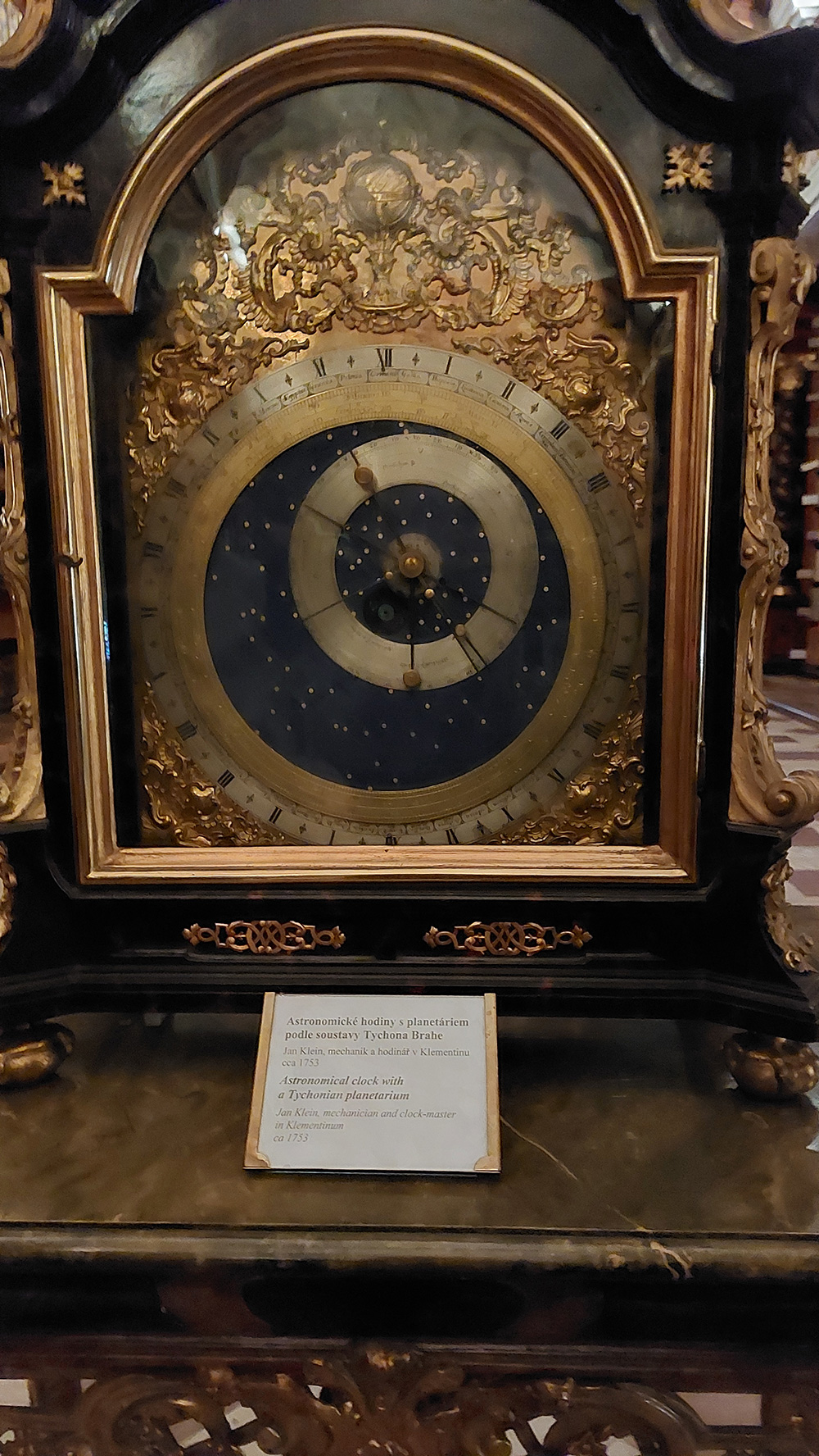 Abb. 4: Bibliothek im Klementinum mit der Astronomischen Uhr von Joh. Klein, ca. 1753 mit einem Tychonian Planetarium, Foto: Bettina Motschmann