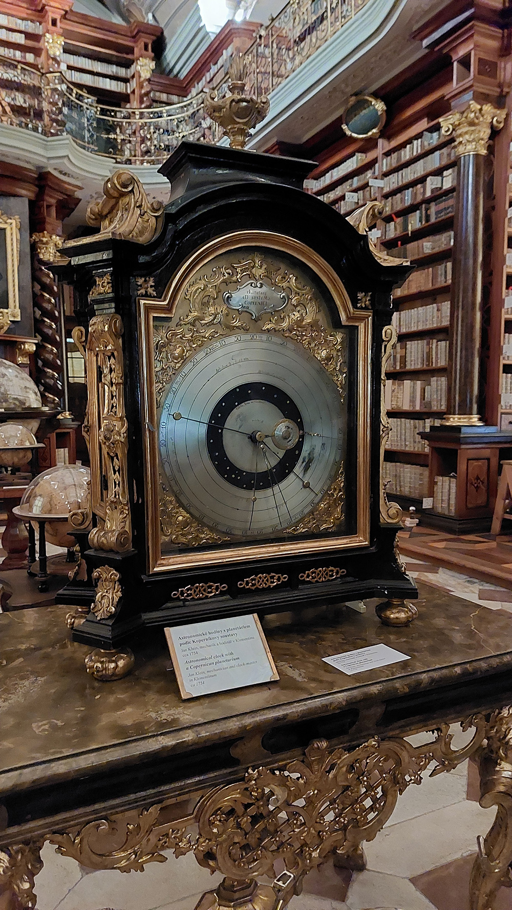 Abb. 6: Bibliothek im Klementinum mit der Astronomischen Uhr von Joh. Klein, ca. 1754 mit einem Copernicus Planetarium, Foto: Bettina Motschmann