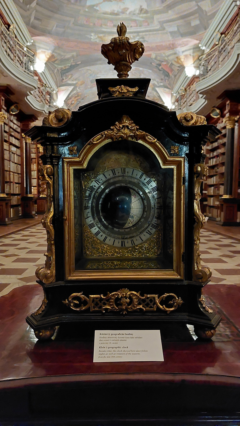 Abb. 7: Bibliothek im Klementinum mit der geogravischen Uhr von Joh. Klein, Foto: Bettina Motschmann