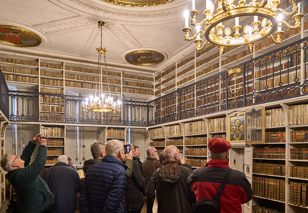 Abb. 9: Bibliothek im Schloss Nostitz mit astronomischer Standuhr und einem Globus, Foto: Wolfgang Raufer