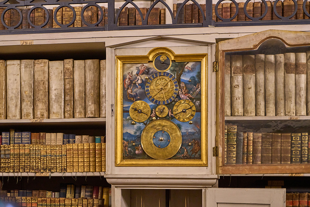 Abb. 10: Detail der astronomischen Standuhr in der Bibliothek im Schloss Nostitz, Foto: Wolfgang Raufer