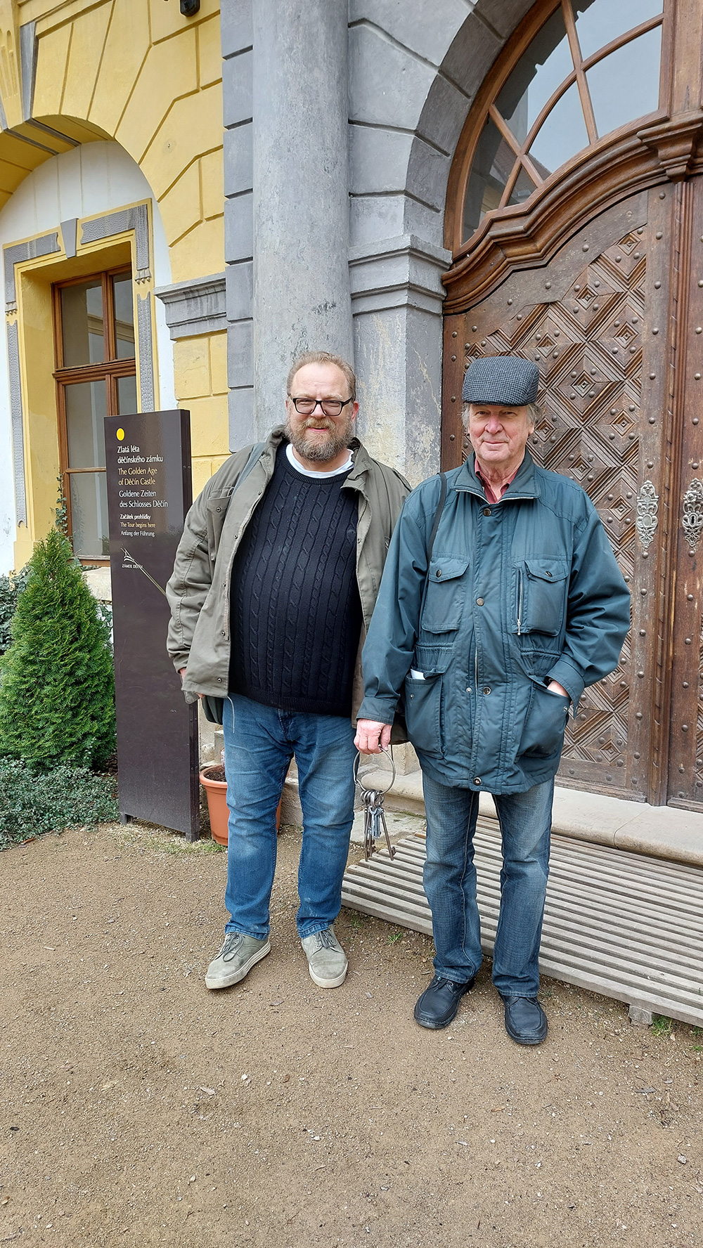 Abb. 17: Schloss Děčín (David Knespl und Miroslav Baudisch mit großem Schlüssel vor der Eingangstür zum Schloss), Foto: Bettina Motschmann