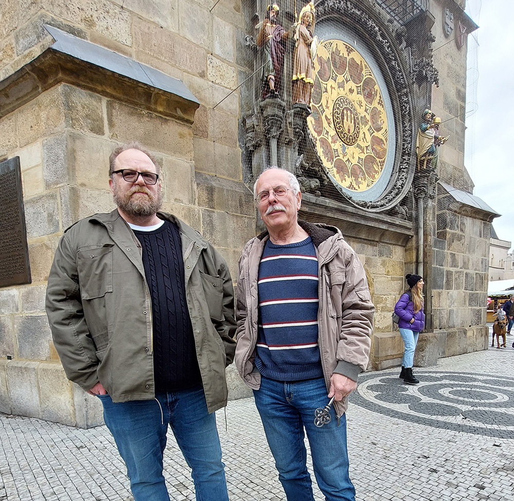 Abb. 24: David Knespl und Petr Skala vor dem Eingang zur Prager-Rathaus-Uhr (Orloi), Foto: Bettina Motschmann