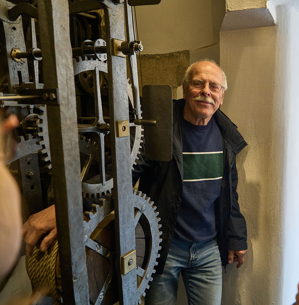 Abb. 27: Detail des Turmuhrenwerkes mit dem Uhrmacher Petr Skala, Foto: Wolfgang Raufer