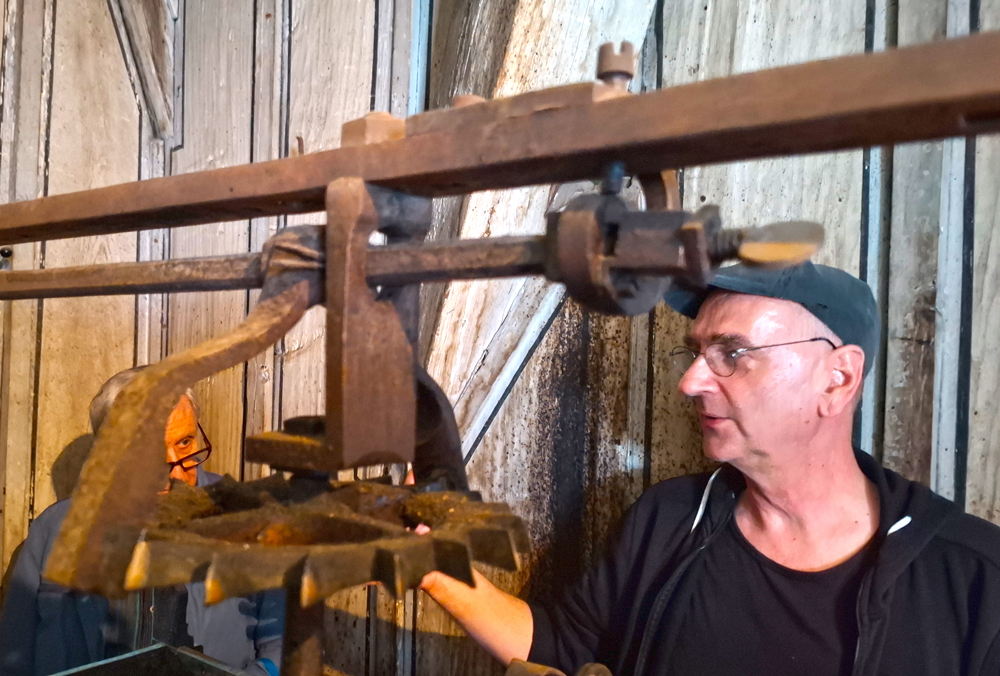 Abb. 12: Gernot Dürr erklärt die Uhr sachkundig. Foto: Silvio Marugg