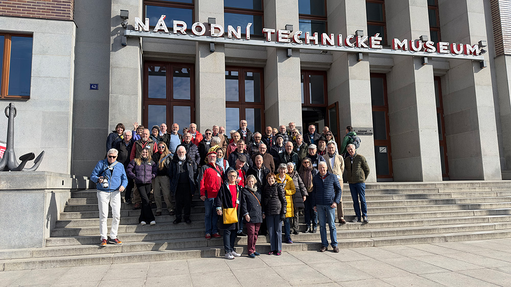 Abb. 12: Gruppenfoto vorm Technischen National Museum, Foto: Thomas Muff