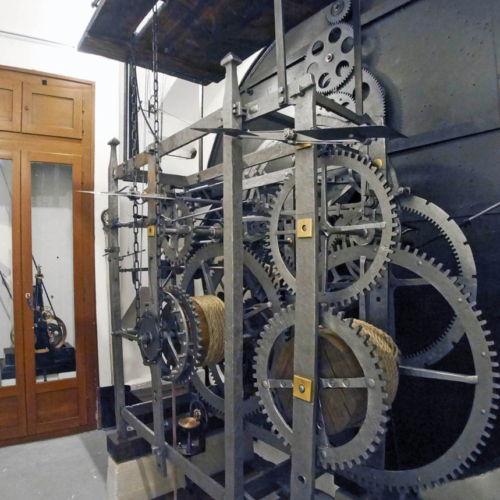 Uhrwerk der Astronomischen Uhr am Alten Rathaus Prag mit dem Chronometer von Joseph Božek, 1866, mit Dennison-Hemmung im Schrank, Foto: Stan Marusak