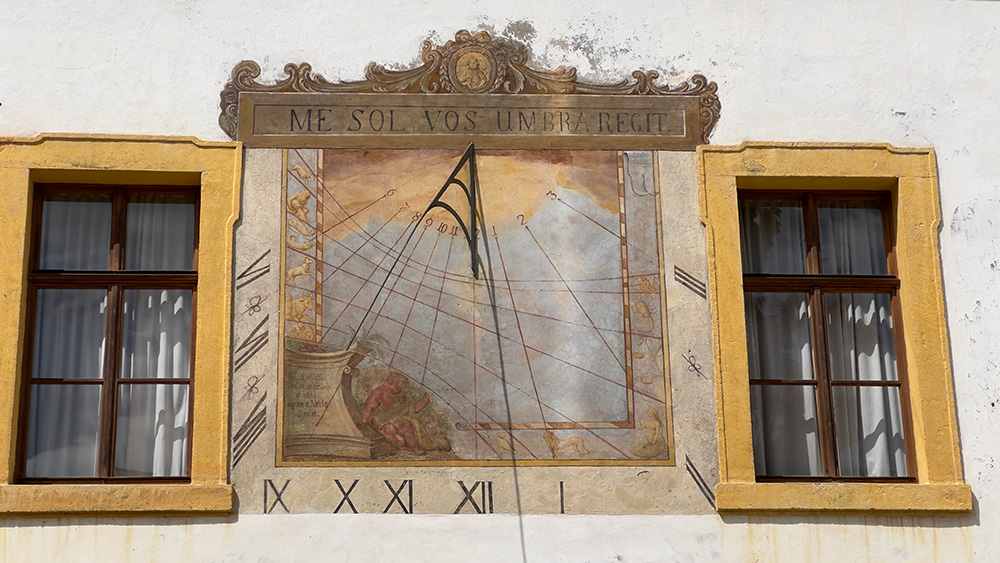 Abb. 18: Die Sonnenuhr am Schloss Děčín, Foto: Thomas Muff