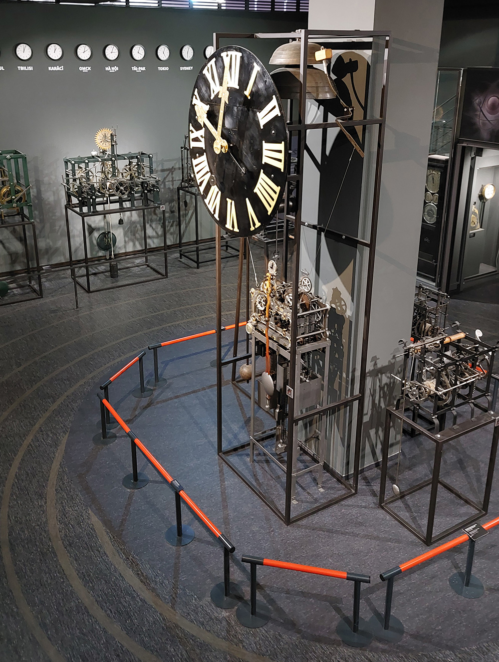 Abb. 13: Turmuhrensammlung, zentral die Turmuhr von Hainz, Foto: Bettina Motschmann